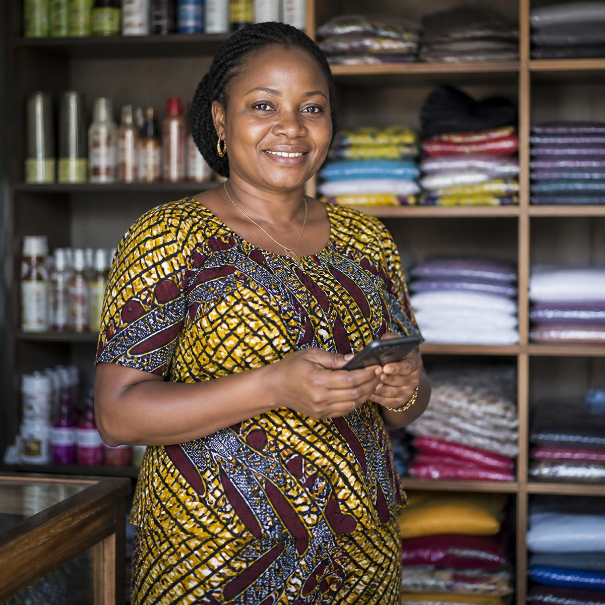 Entrepreneure sereine avec Kerivo sur son téléphone